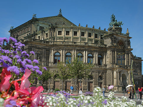 Foto Semperoper mit Blumen