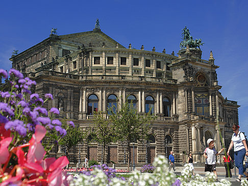 Fotos Semperoper mit Blumen