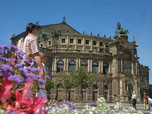 Semperoper mit Blumen Foto 