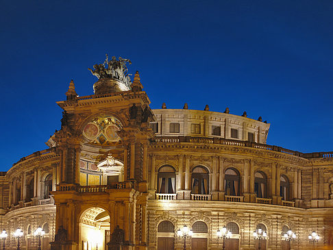 Semperoper bei Nacht