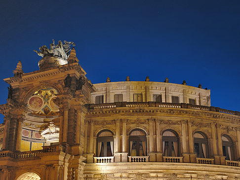 Semperoper bei Nacht Foto 