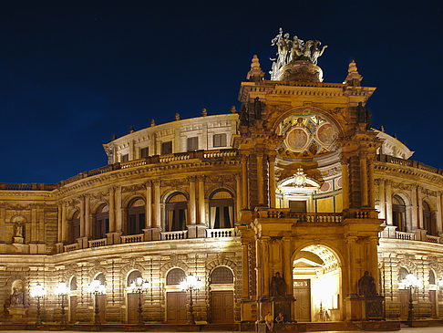 Semperoper bei Nacht