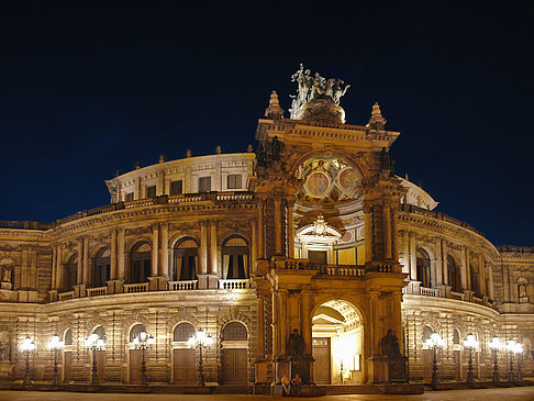 Semperoper bei Nacht