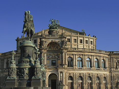 Semperoper mit Statue Foto 