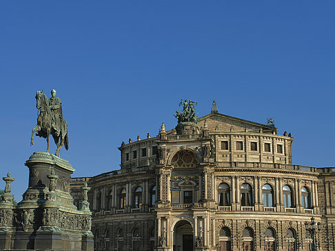 Semperoper mit Statue Fotos