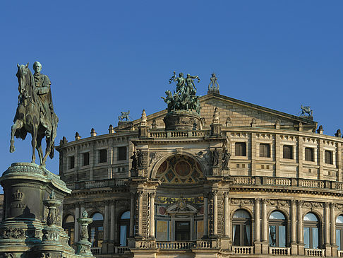 Fotos Semperoper mit Statue | Dresden