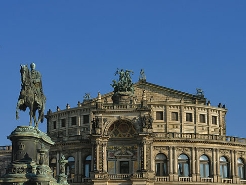 Semperoper mit Statue Fotos