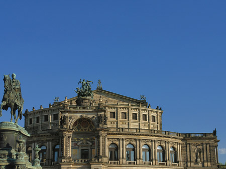 Semperoper mit Statue