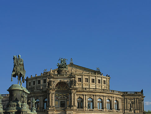 Semperoper mit Statue Fotos