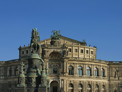 Semperoper mit Statue