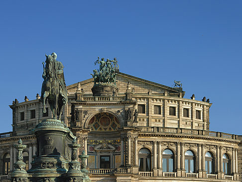 Semperoper mit Statue - Sachsen (Dresden)