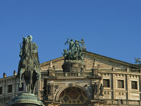 Semperoper mit Statue Fotos