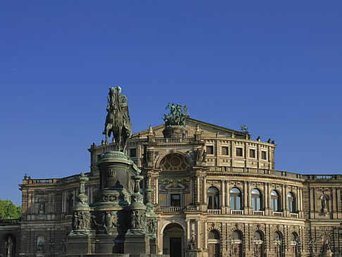 Fotos Semperoper mit Statue | Dresden