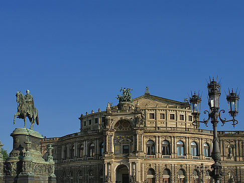 Semperoper mit Statue