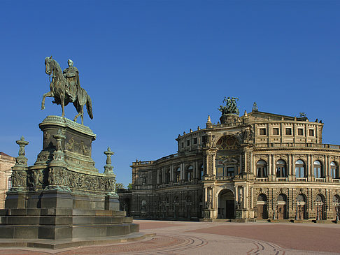 Semperoper mit Statue