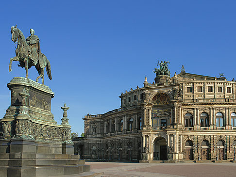 Semperoper mit Statue Foto 