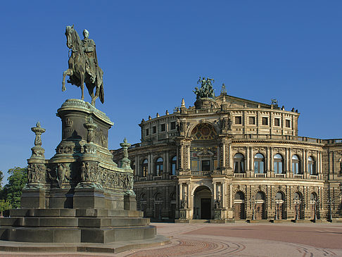 Semperoper mit Statue