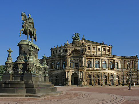 Semperoper mit Statue Fotos