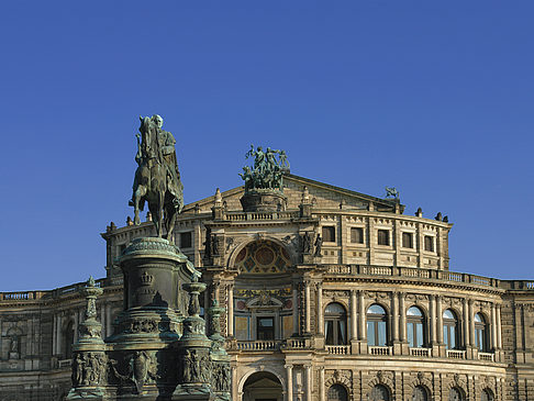 Fotos Semperoper mit Statue | Dresden