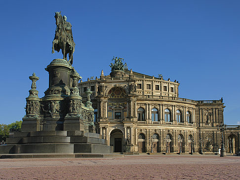 Semperoper mit Statue Foto 