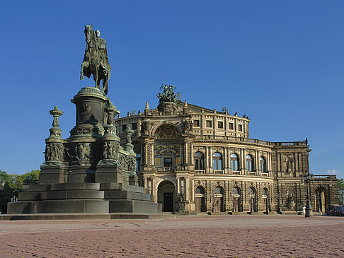 Semperoper mit Statue Fotos