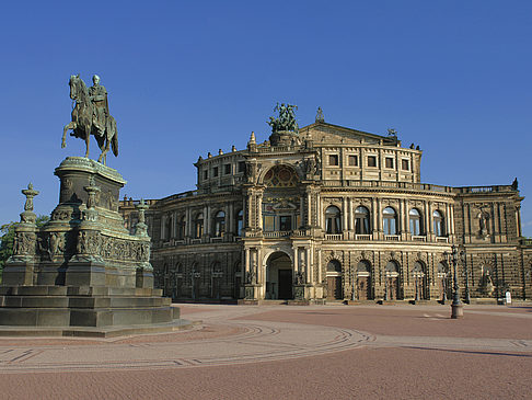 Semperoper mit Statue Foto 