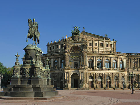 Fotos Semperoper mit Statue | Dresden