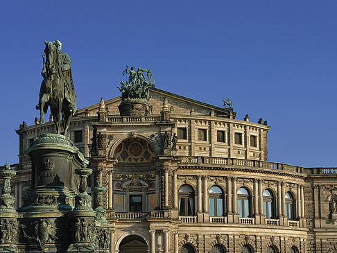 Fotos Semperoper mit Statue | Dresden