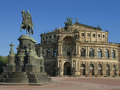 Semperoper mit Statue Foto 