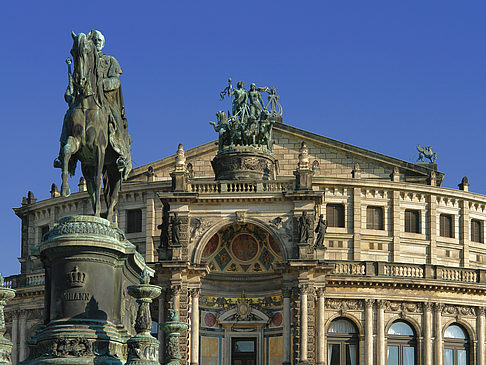 Semperoper mit Statue