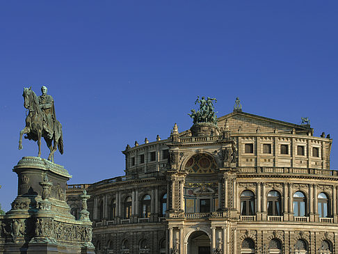 Semperoper mit Statue