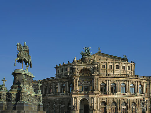 Foto Semperoper mit Statue - Dresden