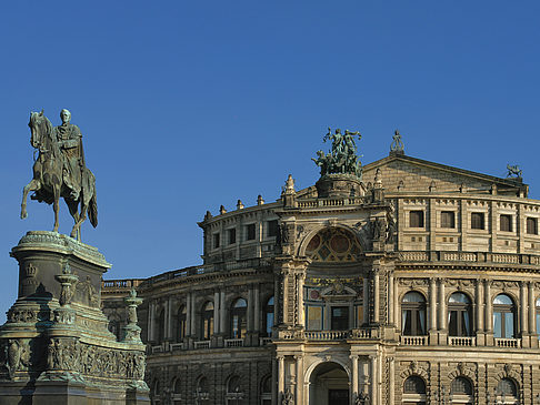 Semperoper mit Statue