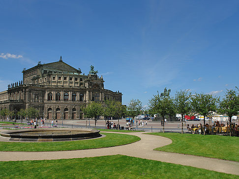 Foto Semperoper mit Springbrunnen - Dresden