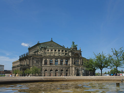 Semperoper mit Springbrunnen