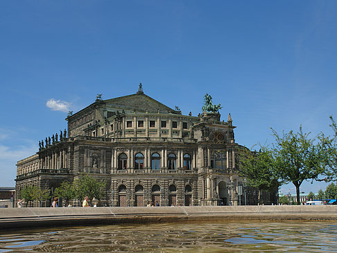 Fotos Semperoper mit Springbrunnen