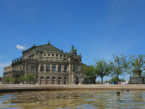 Foto Semperoper mit Springbrunnen - Dresden