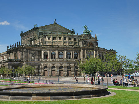 Semperoper mit Springbrunnen