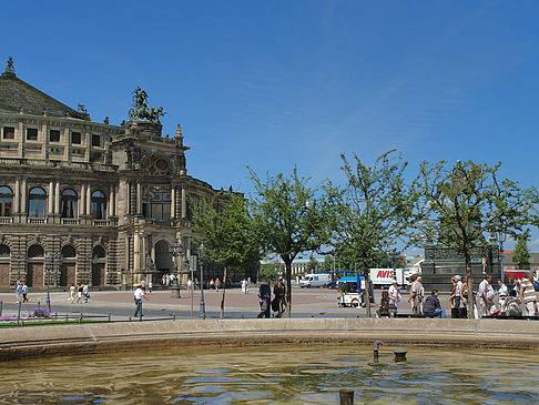 Foto Semperoper mit Springbrunnen - Dresden