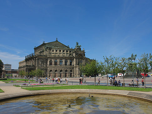 Foto Semperoper mit Springbrunnen