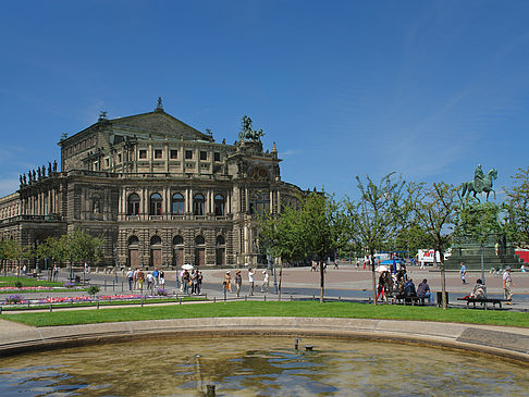 Semperoper mit Springbrunnen Fotos