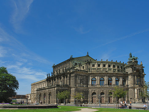 Semperoper mit Springbrunnen