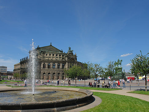 Semperoper mit Springbrunnen