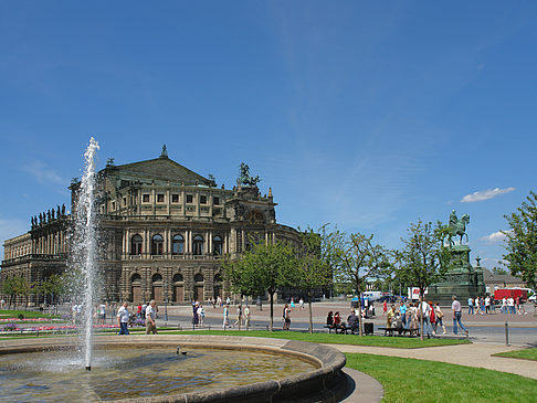 Semperoper mit Springbrunnen Foto 