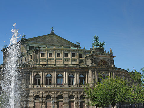 Foto Semperoper mit Springbrunnen