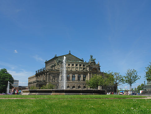 Semperoper mit Springbrunnen