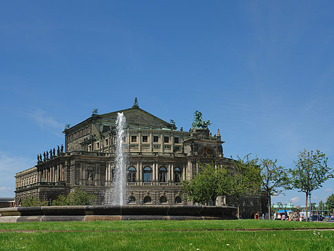 Foto Semperoper mit Springbrunnen