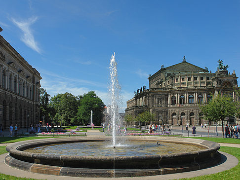 Fotos Semperoper mit Springbrunnen