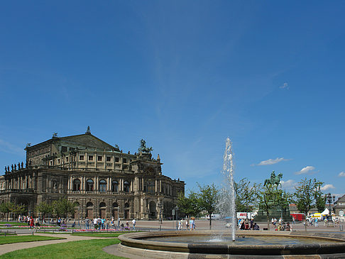 Foto Semperoper mit Springbrunnen - Dresden