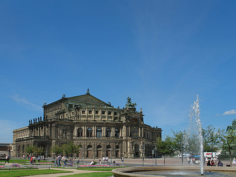 Semperoper mit Springbrunnen